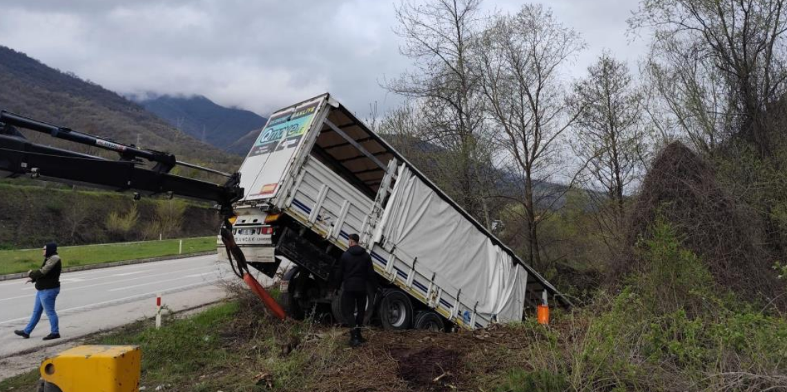 Tokat'ta tır devrildi: 3 kişi yaralandı, 6 hayvan telef oldu