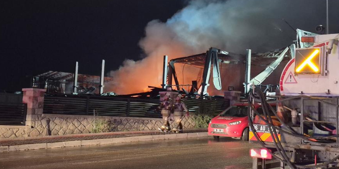 Ankara'da bir ilaç fabrikası çıkan yangın sonrası kullanılamaz hale geldi