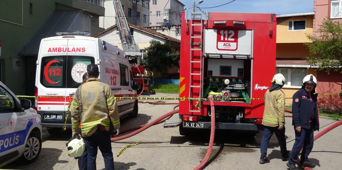 Sultanbeyli'de alevler binaları sardı: İki evin çatısı küle döndü