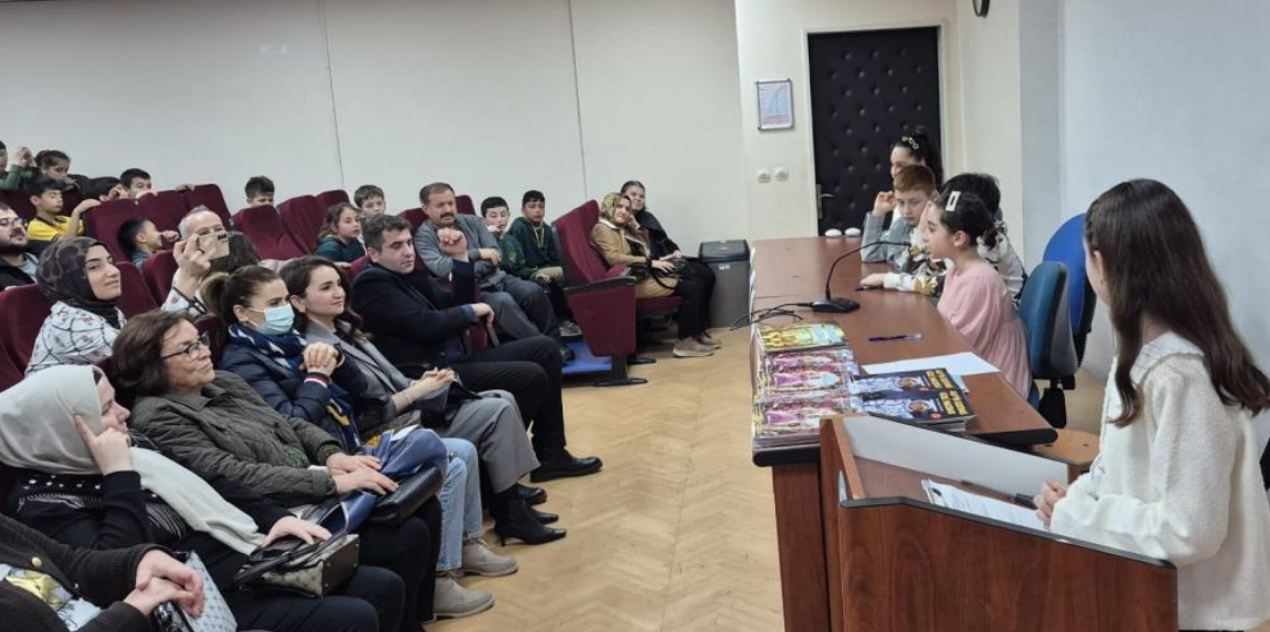 Minik yazarlardan büyük davranış: Kitaplarını sattılar, köy okuluna umut oldular