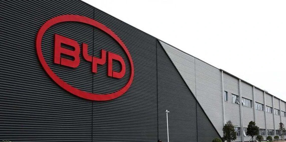 Çin'de elektrikli araç üreticisi BYD'nin garajında yangın