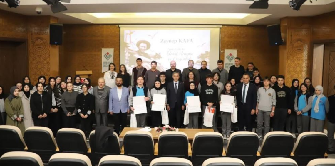 Bayburt’ta Sait Faik Paneli! Öğrenciler Yazarın Eserlerini Masaya Yatırdı