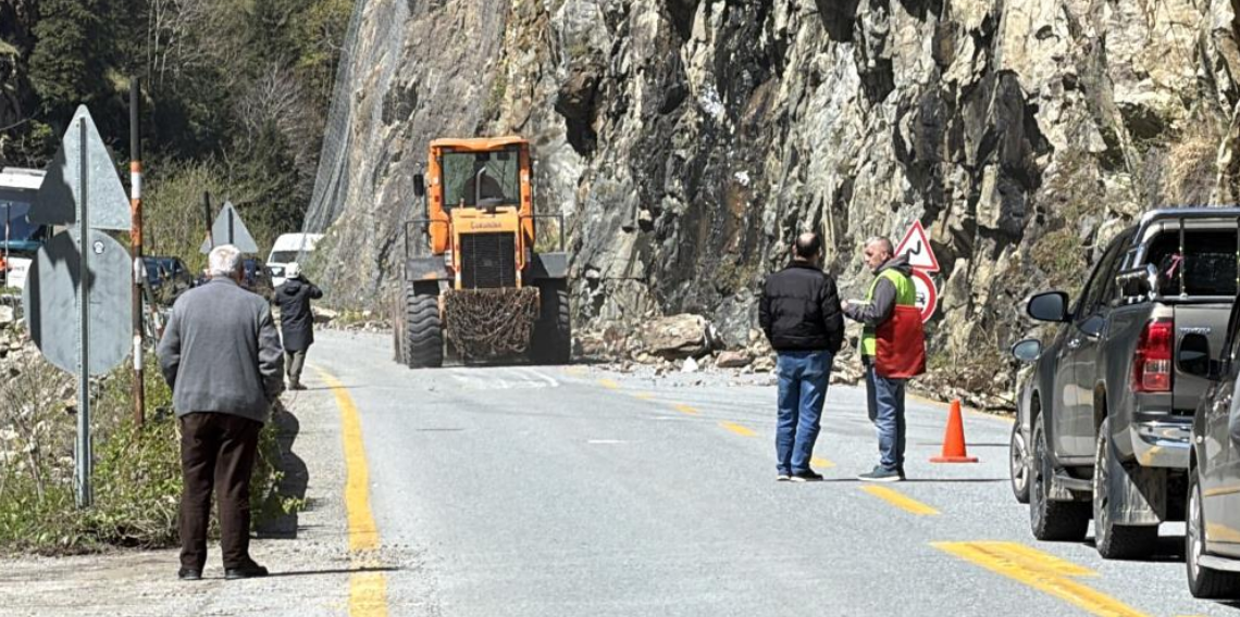Çaykara–Uzungöl Yolunda Kaya Düşmesi! Ulaşım Kontrollü Sağlanıyor