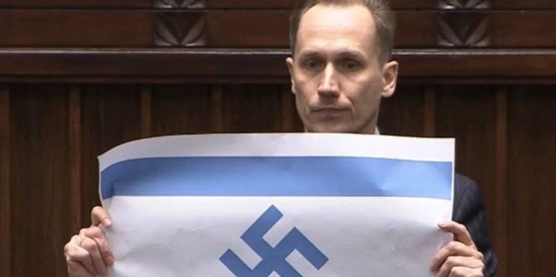 Polonya Parlamentosu’nda milletvekili, Nazi sembollü İsrail bayrağı açtı