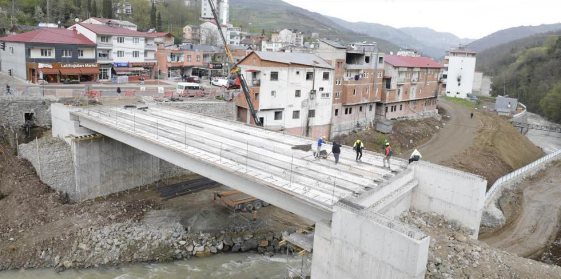 Akçaabat’ta Ulaşımı Rahatlatacak Köprü Tamamlanıyor! 3 Mahalleyi Birbirine Bağlayacak