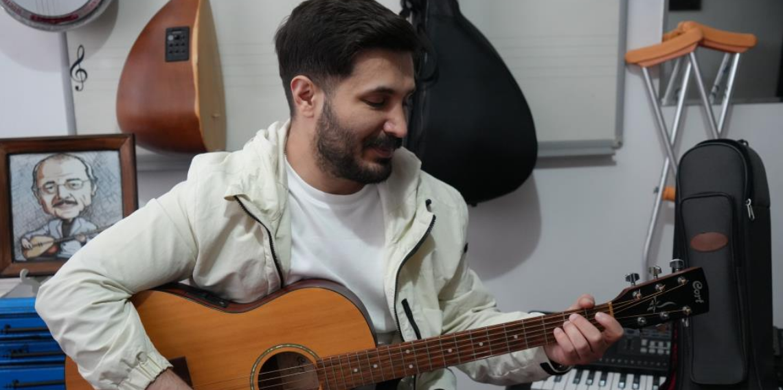 Trafik kazası sonrası engelli kalan genç öğretmenin azmi