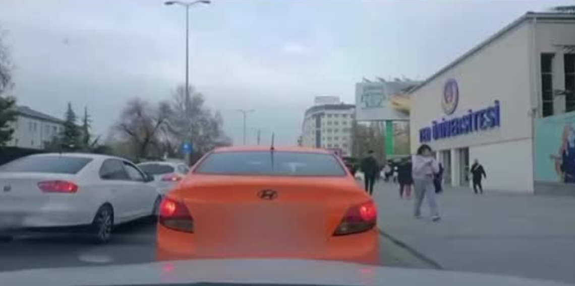 Elektrikli scooter sürücüsü, kapısı açılan taksiye çarptı