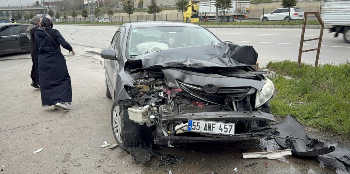 Otomobil park halindeki tıra çarptı: 5 yaralı