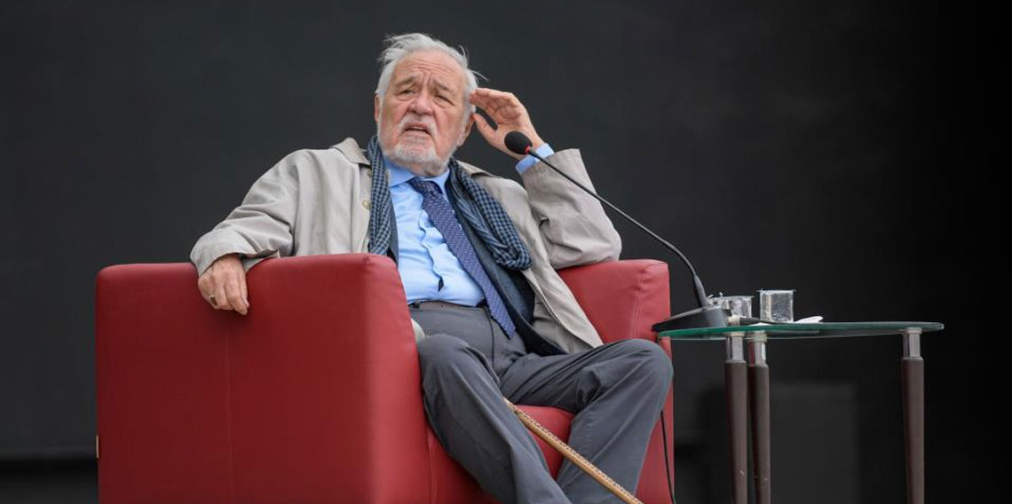 İlber Ortaylı, İzmir'de adını taşıyan kütüphane önünde anıldı