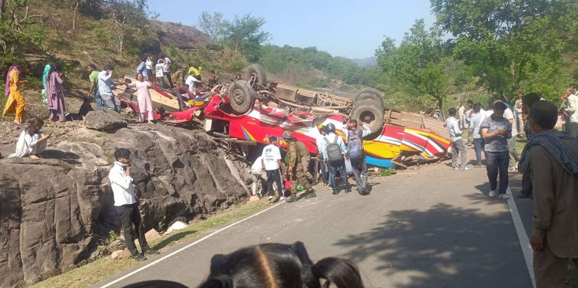 Yolcu otobüsü uçuruma yuvarlandı! 15 kişi feci şekilde can verdi