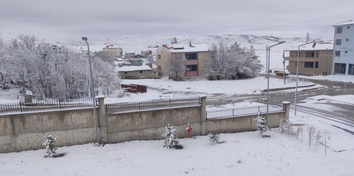 Demirözü’nde Nisan sürprizi! İlçe beyaza büründü, vatandaşlar şaşkın