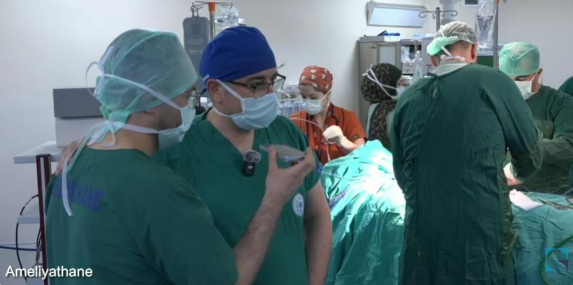 TOGÜ’nün tıp kongresinde canlı ameliyat heyecanı! Öğrenciler cerrahi süreci anbean izledi