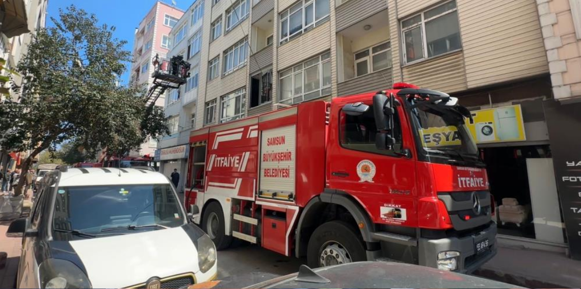 Samsun’da balkonda çıkan yangın paniğe neden oldu! Kitaplar alev aldı