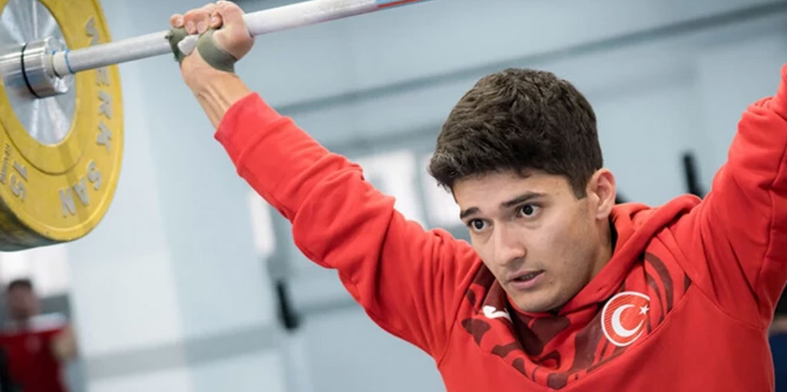 Milli halterci Özbek, Avrupa rekoruyla şampiyon oldu
