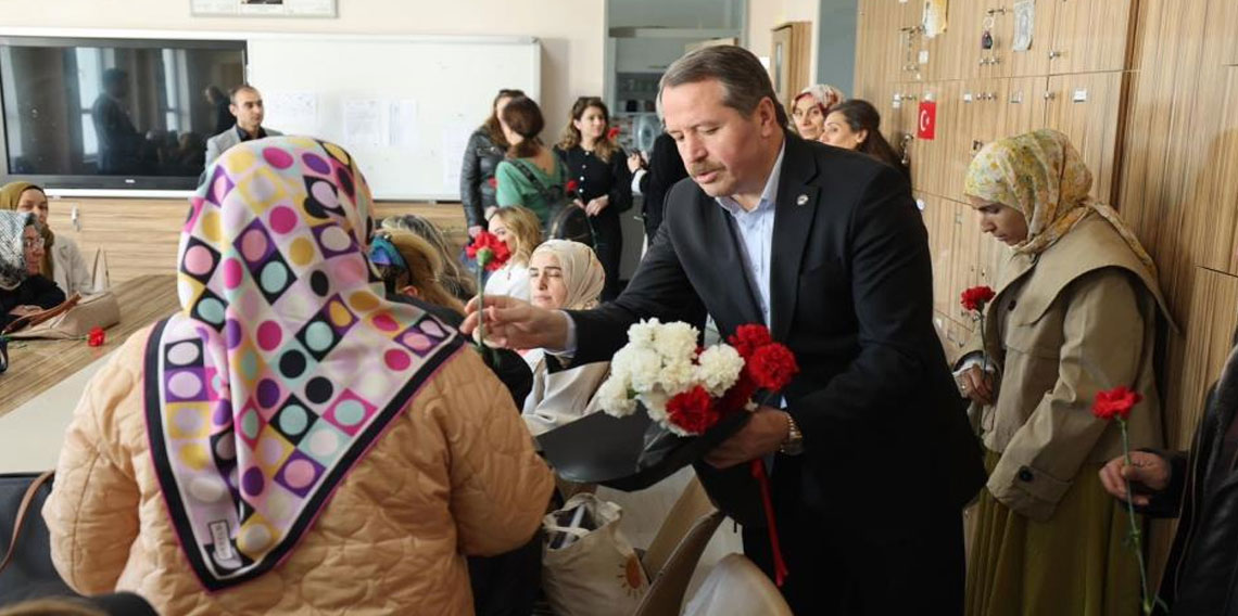 Öğretmenler 81 ilde bayraklarla ders başı yaptı