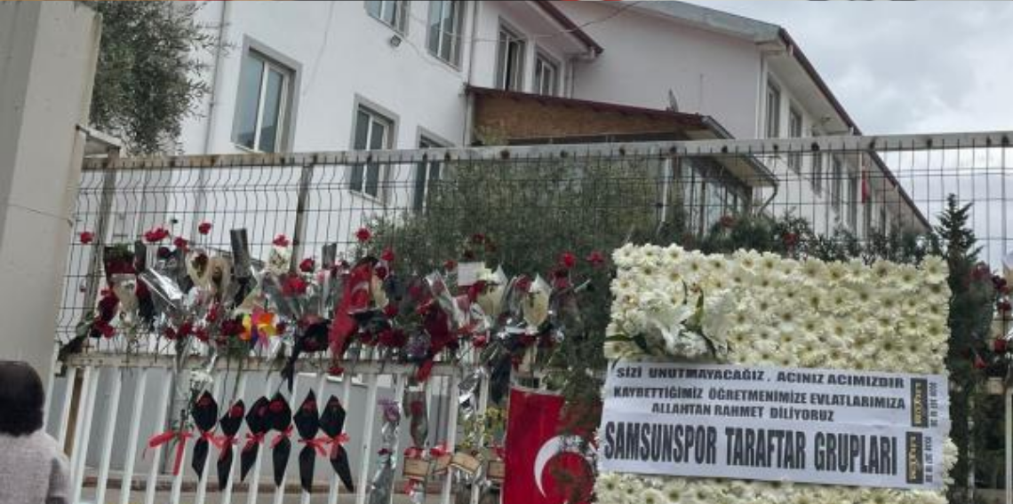 Samsunspor Taraftarlarından Anlamlı Vefa: Ayser Çalık Ortaokulu’na Çelenk Bıraktılar