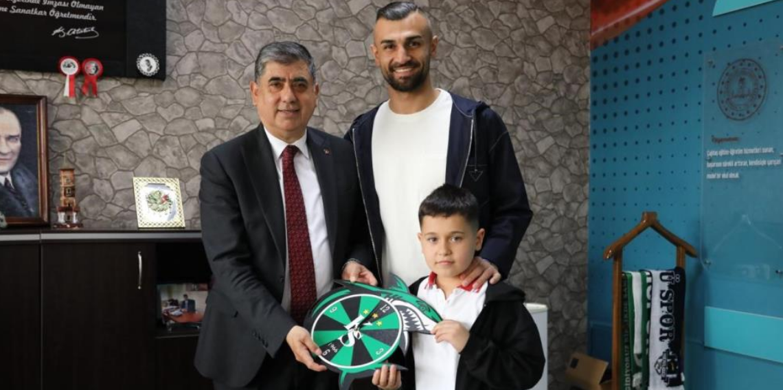 Serdar Dursun'dan minik taraftara jest!