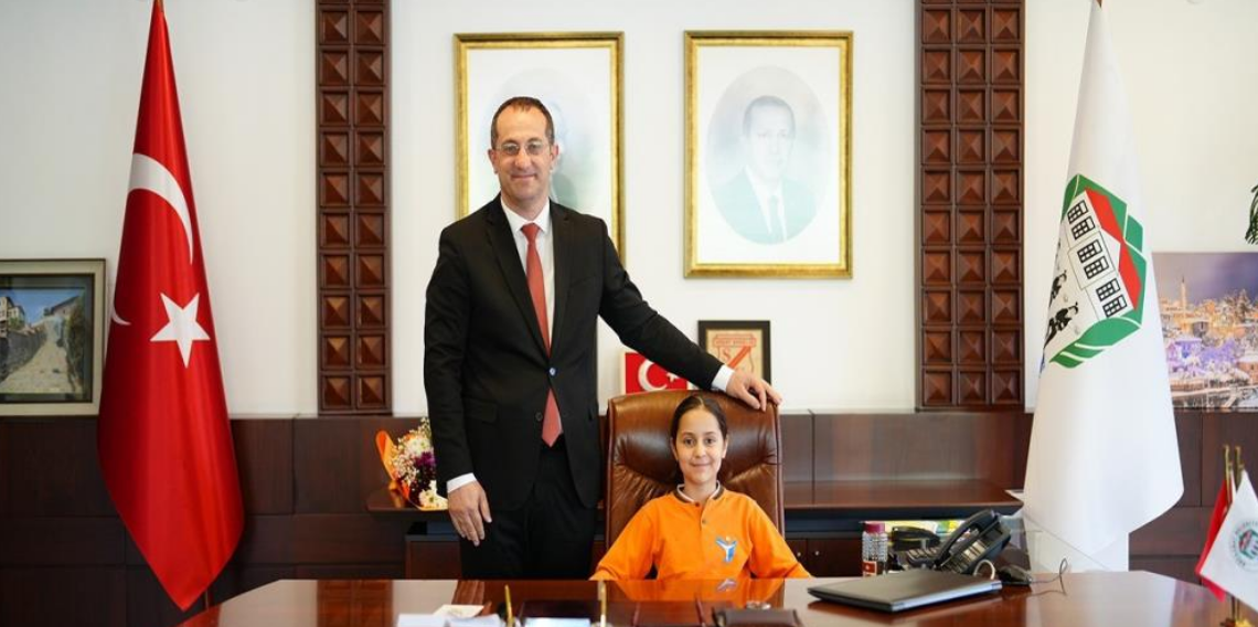 Akçaabat’ta 23 Nisan geleneği: Başkan Ekim koltuğunu miniklere devretti