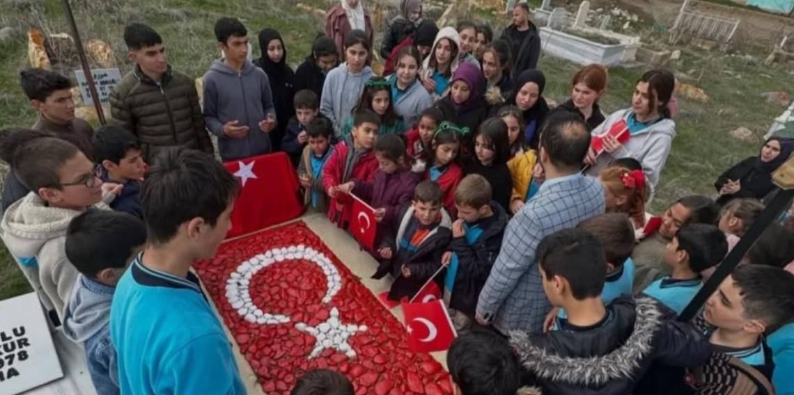 Şehit Mete Okur kabri başında anıldı: Öğrencilerden duygulandıran vefa