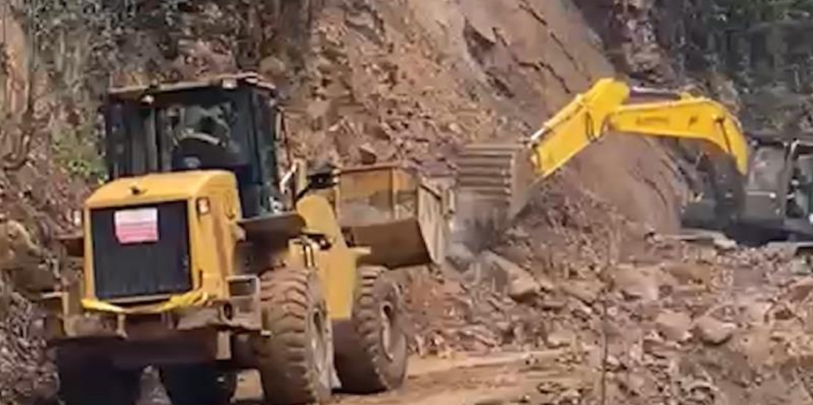 Rize’de korku dolu anlar: Heyelan temizleyen iş makinesi ikinci göçükten son anda kurtuldu