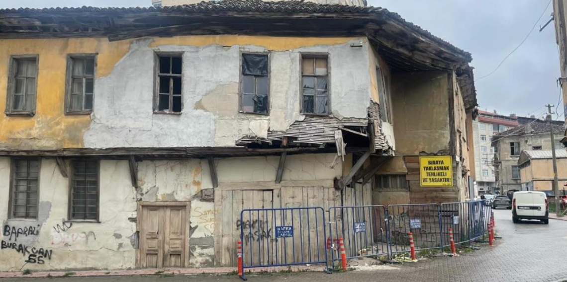 Bafra’da çökme riski taşıyan tarihi yapılar endişe yaratıyor: Vatandaşlardan acil önlem çağrısı