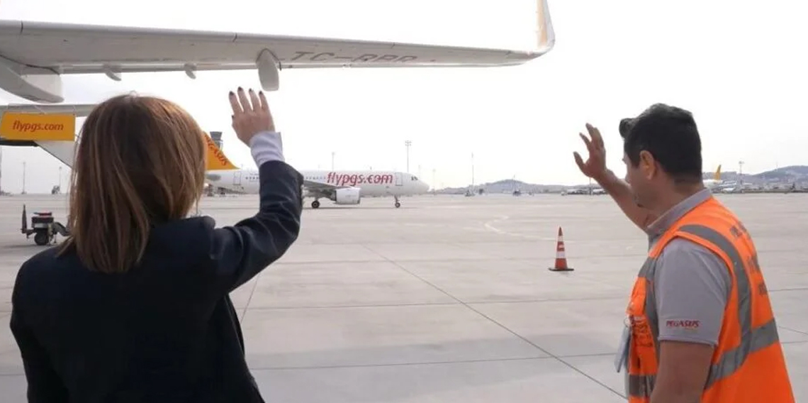 İran'da mahsur kalan Pegasus uçağı 52 gün sonra Sabiha Gökçen'de alkışlarla karşılandı