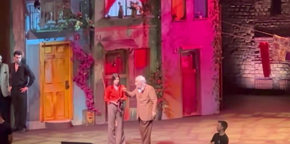 Sahnede fenalaşan Müjdat Gezen hastaneye kaldırıldı