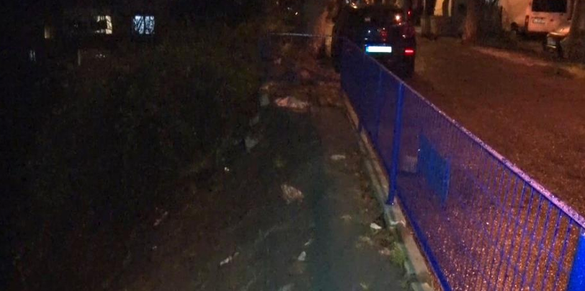 Sarıyer'de yağmur sebebiyle çöken kaldırıma belediye müdahale etmedi