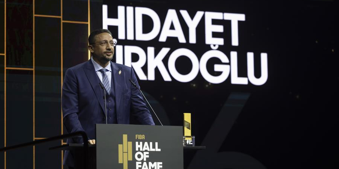 TBF Başkanı Hidayet Türkoğlu, FIBA Hall of Fame 2026 ödülünü aldı