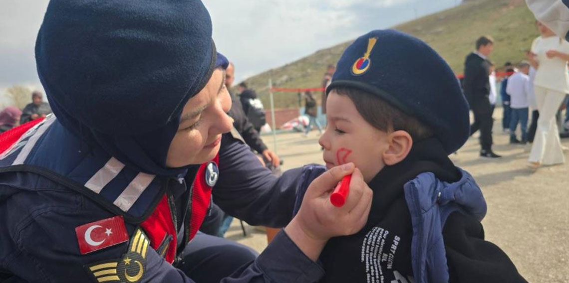 Bayburt’ta jandarması 23 Nisan’ı köy okulunda öğrencilerle kutladı