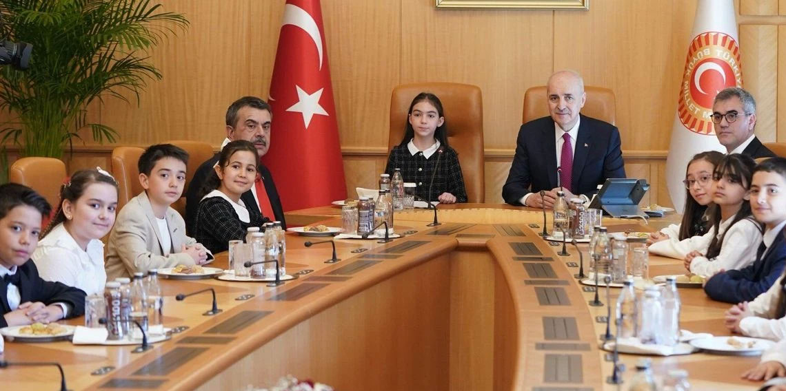 TBMM Başkanı Kurtulmuş, 23 Nisan dolayısıyla koltuğunu çocuklara devretti