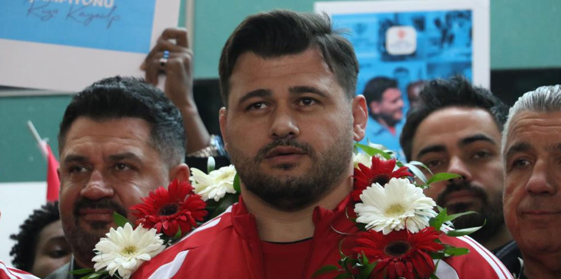 Rıza Kayaalp ve Güreş Milli Takımı yurda döndü
