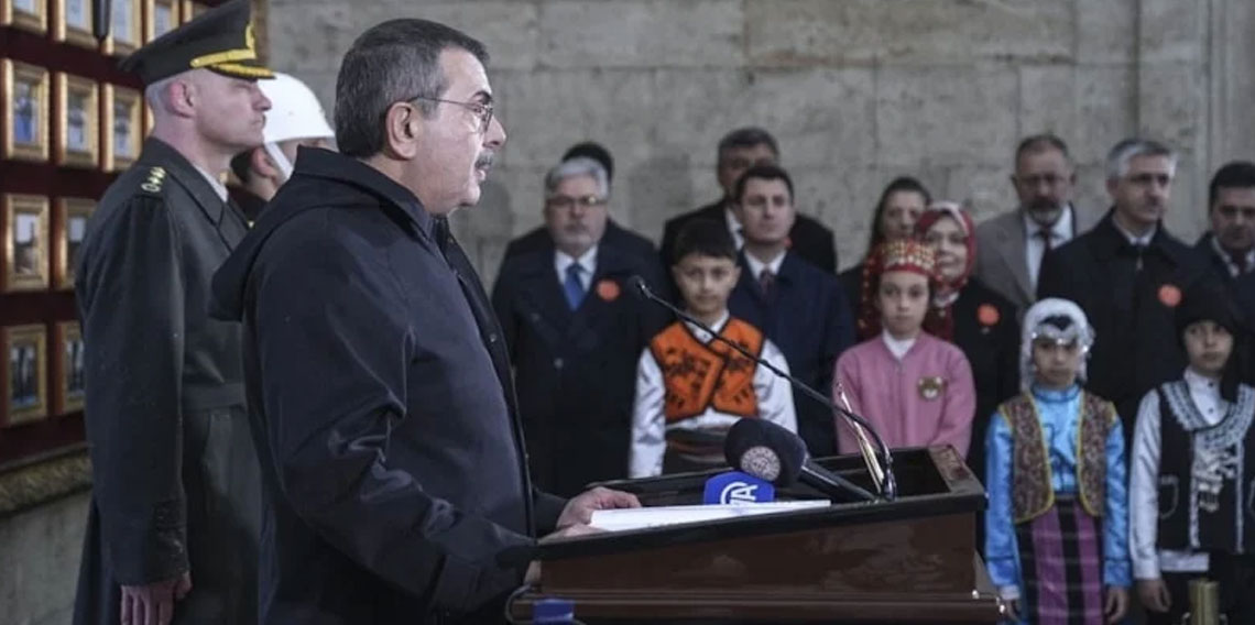 Yusuf Tekin, öğretmen ve öğrencilerle Anıtkabir'de