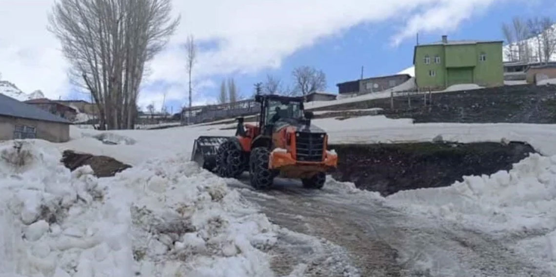 Nisan sonunda kar mesaisi: Şırnak’ta 3 bin rakımda zorlu yol açma çalışması