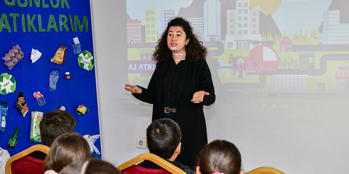 İlkokul öğrencileri geri dönüşümü yerinde öğrendi