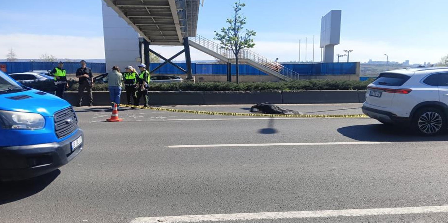 Ankara'da üst geçitten düşen işçiyi otomobil ezdi