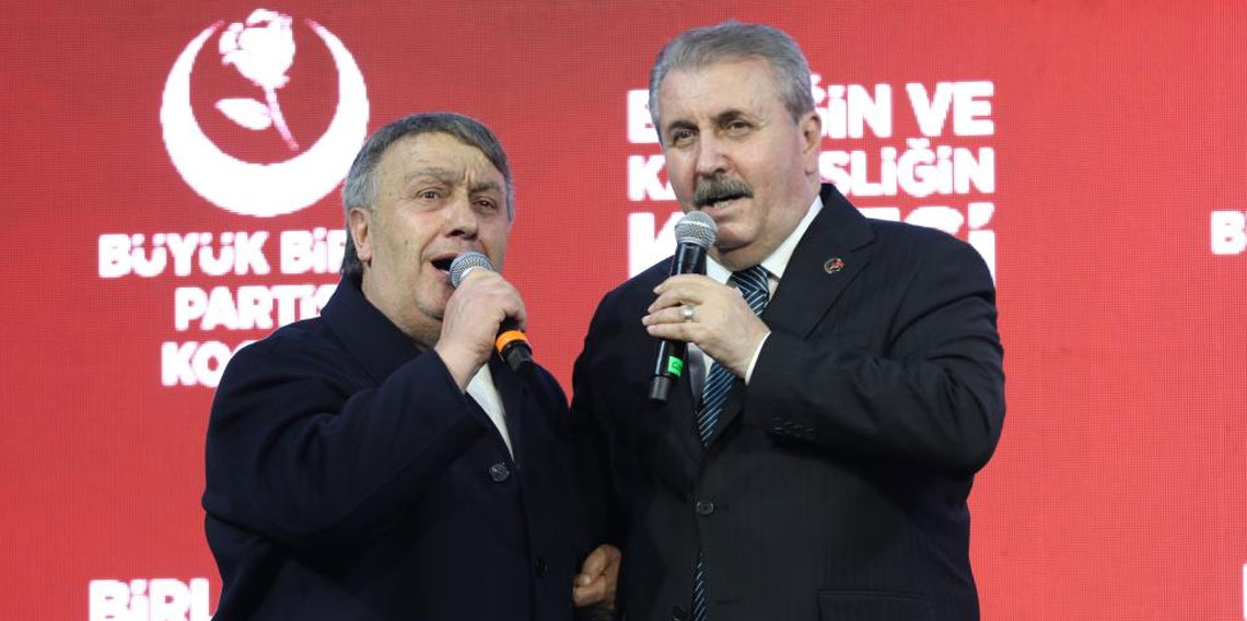 Destici, Kocaeli'deki kongrede İsmail Türüt ile sahneye çıkıp türkü söyledi