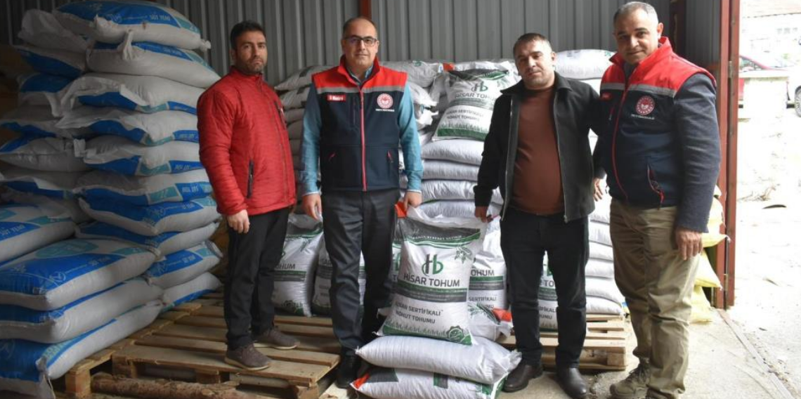 Bayburt’ta çiftçiye büyük destek %50 hibeli yem bezelyesi tohumu dağıtıldı