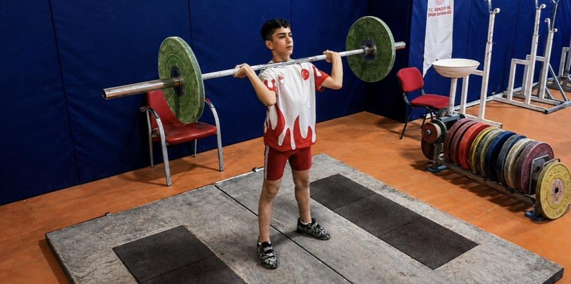 Azimle başladığı halterde 12 yaşında Türkiye şampiyonluğuna ulaştı