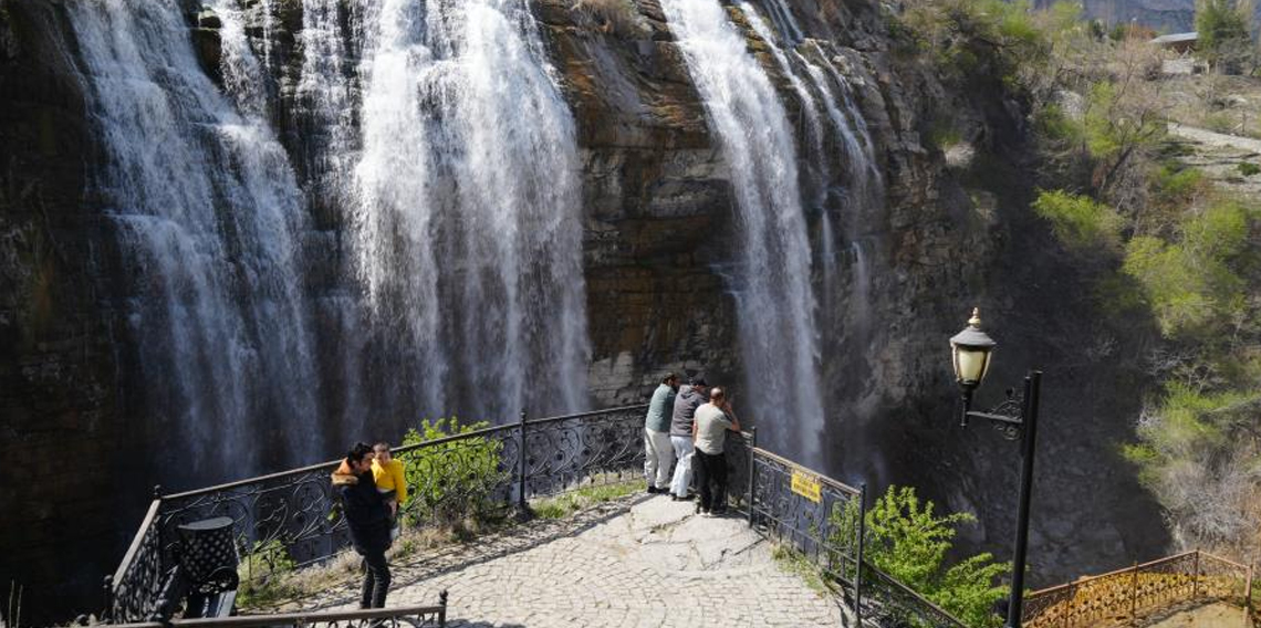Tortum Şelalesi baharın gelişiyle coştu