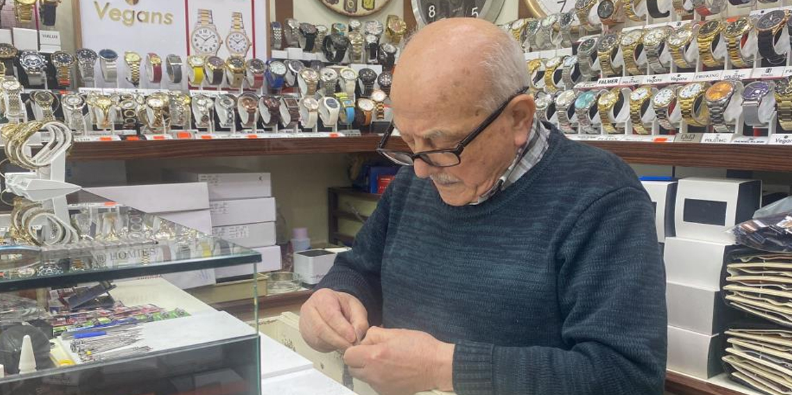 Bu ustalar saatleri yeniden ayarlıyor