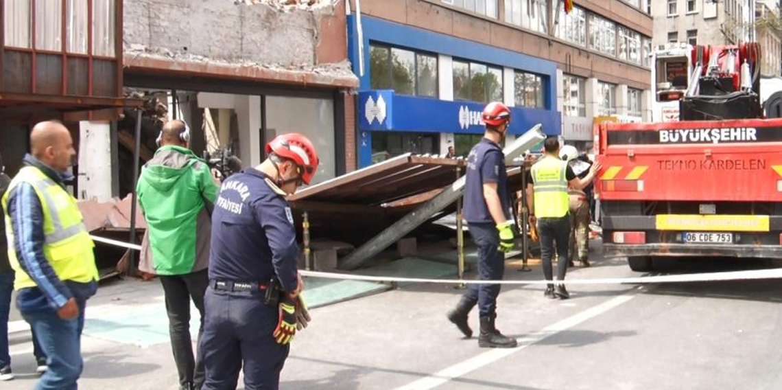 Başkent'te yıkım sırasında platform yola çöktü: 3 yaralı