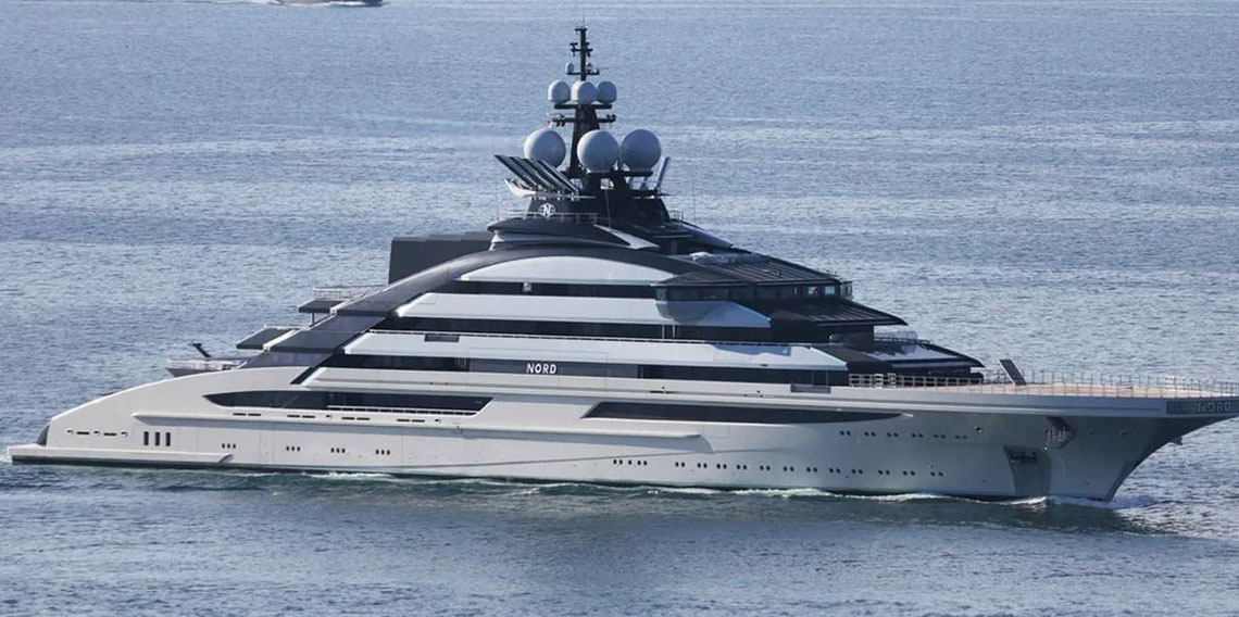 Putin'in müttefikine ait 500 milyon dolarlık süper yat, Hürmüz Boğazı'nı geçti