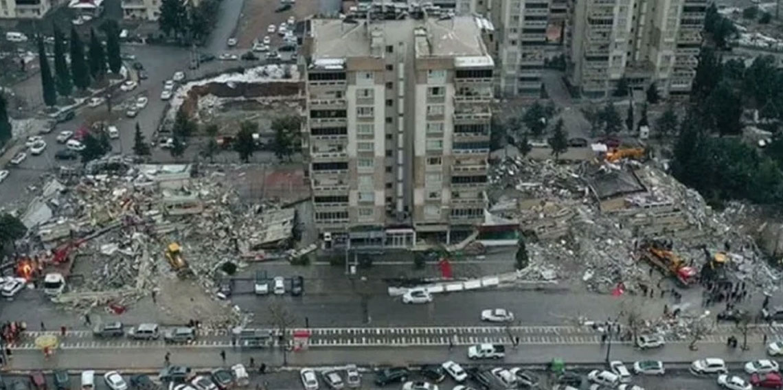 Depremde 115 kişiye mezar olan sitenin müteahhidi tahliye edildi