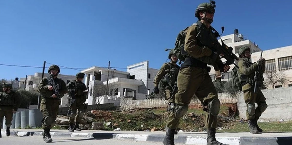 İsrail ordusu, işgal altındaki Batı Şeria’da 24 Filistinliyi gözaltına aldı