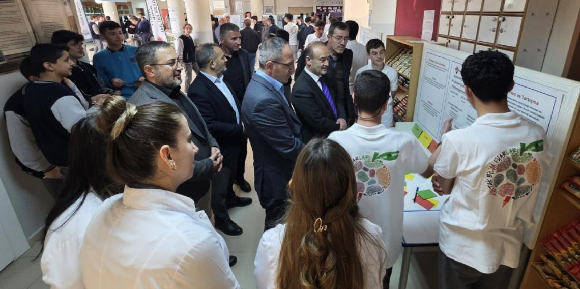 Bayburt’ta öğrencilerden bilim fuarı. 17 proje ziyaretçilerin beğenisine sunuldu