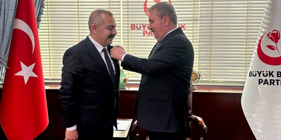 Oyuncu Ömer Kurt BBP’ye katıldı: Rozetini Mustafa Destici taktı