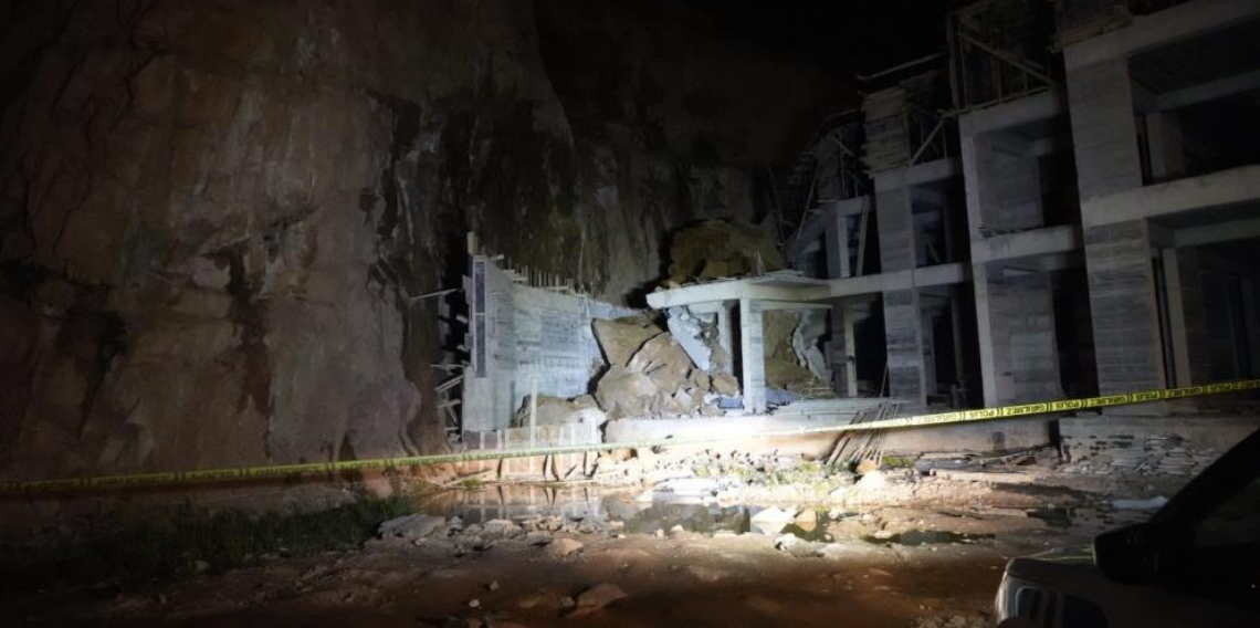 Gümüşhane’de yamaçtan kopan dev kayalar inşaata düştü