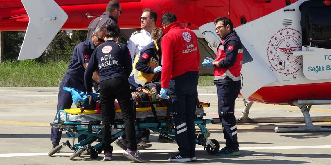 Tarlada bacağı kırılan kadın, ambulans helikopterle hastaneye ulaştırıldı
