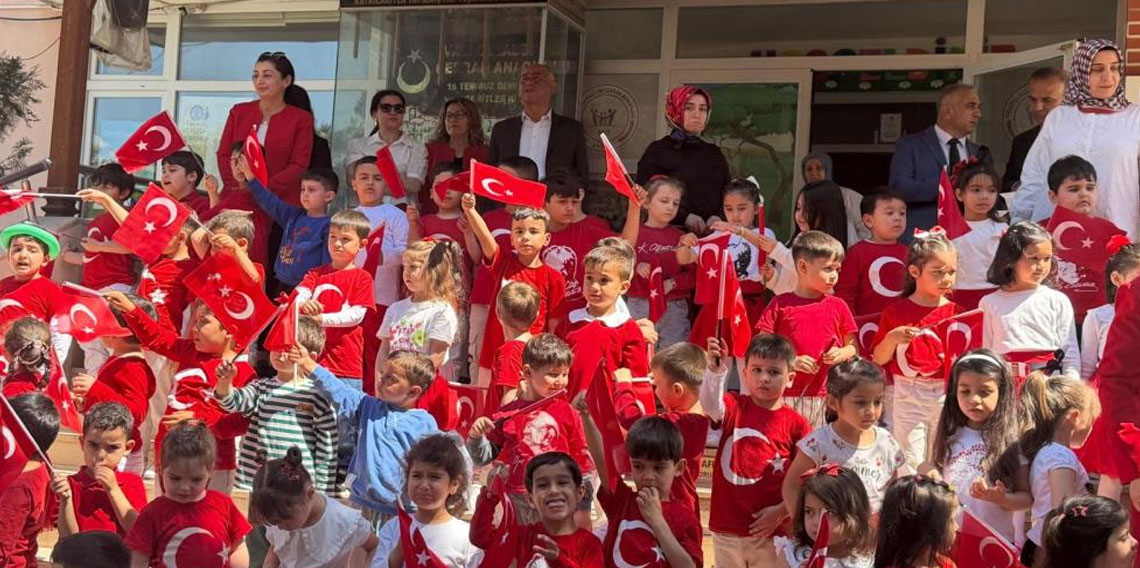 Minik öğrencilerden el emeği bayrak sergisi